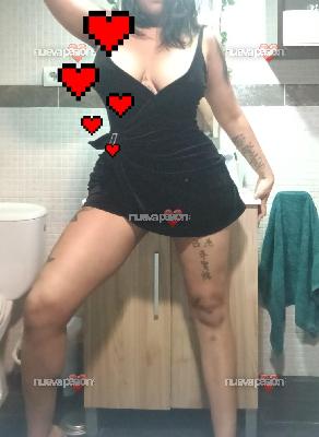 Selena cubana complaciente y muy implicada
