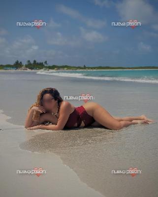 Rubia atlética, de porte firme y presencia que despierta admiración