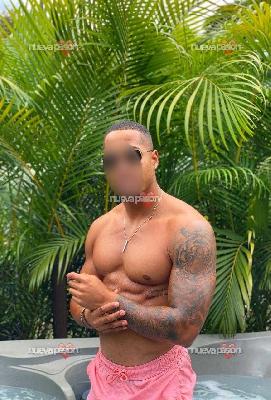 JOVEN VARONIL COMPLACIENTE DISPUESTO AL PLACER
