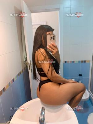 Laura hermosa jovencita de piel suave canela