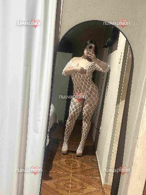 Hola amor, me llamo Jazmin💋soy una tetona argentina🇦🇷🍈🍈 y Quiero ver cómo se te pone la polla dura 🤤👉🏻👌🏻por verme tocarme y gemir de la excitación🫦, y quiero que desees poner tu lechita en mis tetas. Juegas conmigo? 😏🫦🔥💦