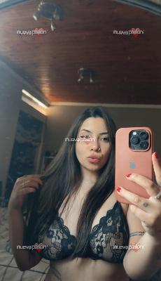 Hola amor, me llamo Jazmin💋soy una tetona argentina🇦🇷🍈🍈 y Quiero ver cómo se te pone la polla dura 🤤👉🏻👌🏻por verme tocarme y gemir de la excitación🫦, y quiero que desees poner tu lechita en mis tetas. Juegas conmigo? 😏🫦🔥💦