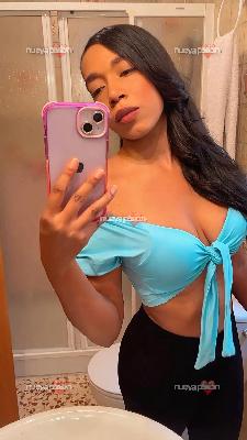 Morena delgada y atlética en burriana