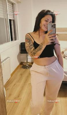 CANDELA ARDIENTE Y FIESTERA EN PLAYA EMBOSSA