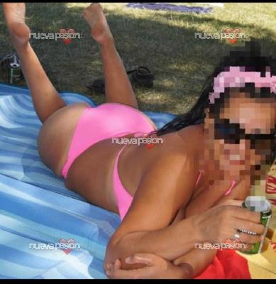 Amiguitas solitas en casa busando diversión